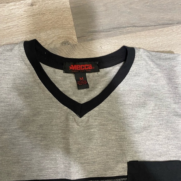 NWT Mecca V-Neck size medium - Picture 3 of 3